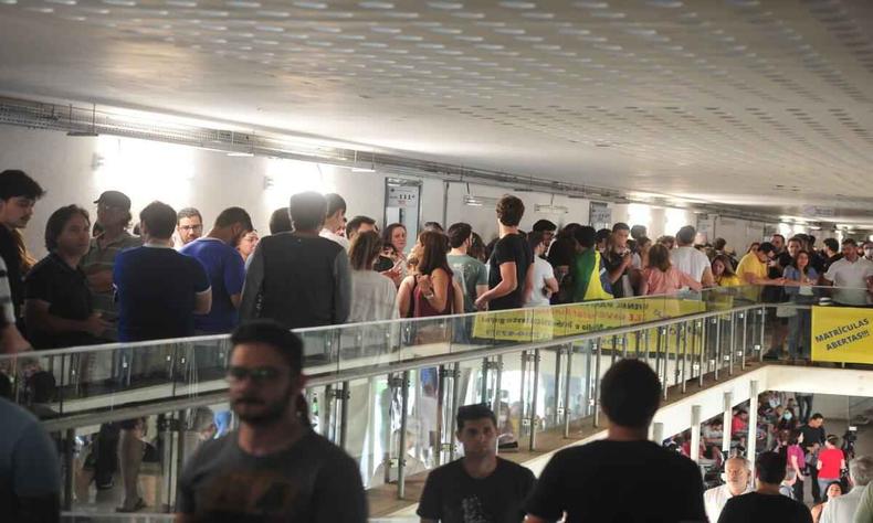 Filas no Colgio Estadual Central 