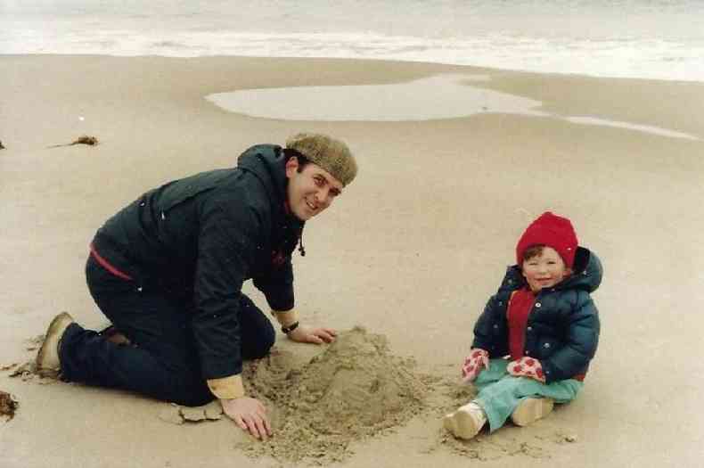 Ira e Sara Faith Alterman (com cerca de um ano) na praia(foto: BBC)