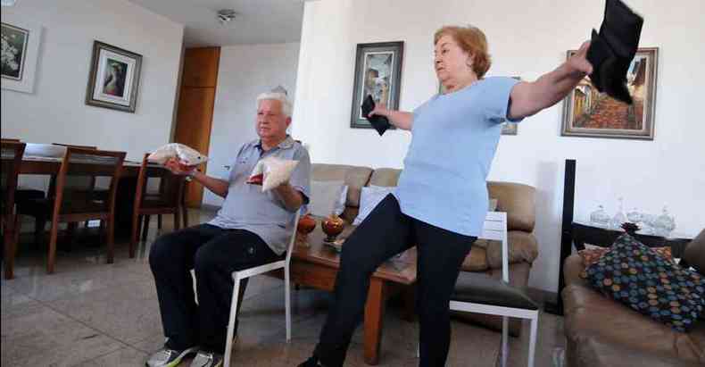 Naldo Torres, de 80 anos, e Maria Luza, de 79: aulas virtuais trs vezes por semana(foto: Alexandre Guzanshe/EM/D.A Press)