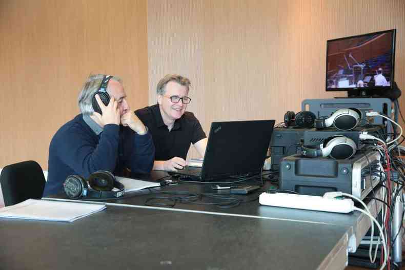 Diante de computadores, o maestro Fabio Mechetti, com fone de ouvido, e o produtor musical Ulrich Schneider acompanham gravao de peas compostas por Pedro I 