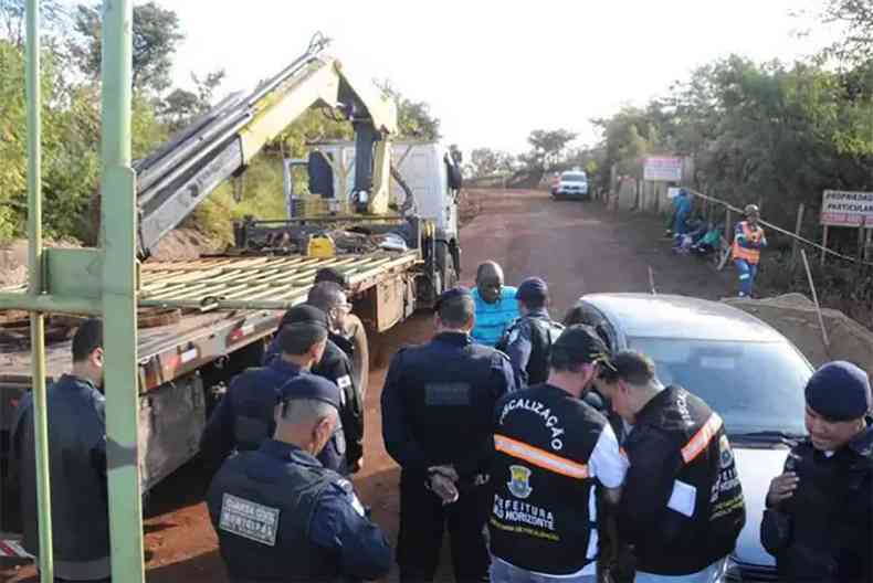 Fiscais da PBH e guardas municipais interditaram e autuaram a Mina Boa Vista nos portes conversando com seguranas e vigilantes da mineradora Gute Sicht