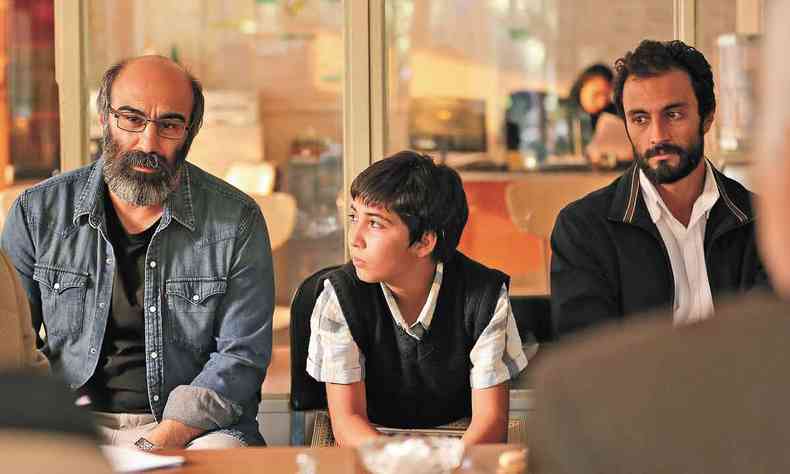 Rahim Soltani ( dir.), com seu filho e o credor de sua dvida, em cena de 'Um heri'