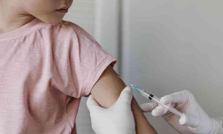 Médico administrando vacina em criança