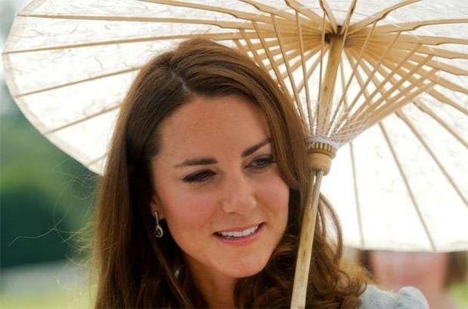 Kate dever� seguir os passos de Diana na educa��o dos filhos, mais pr�xima que a rela��o r�gida de gera��es anteriores(foto: AFP PHOTO / POOL / Nicolas ASFOURI )