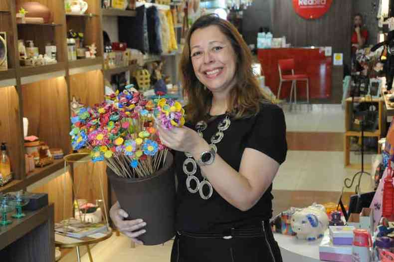 Consumidor das flores artesanais, entre outros produtos da arte popular, voltou  loja de Sabrina Albuquerque, que programa ampliar os estoques 