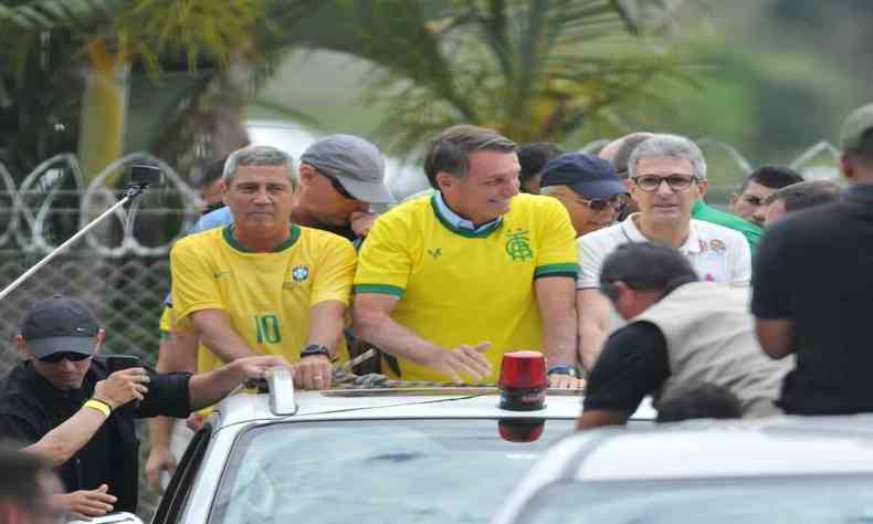 Bolsonaro em cima de carro com apoiadores 