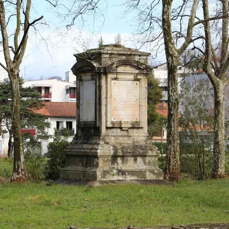 No centro da ilha, um monumento celebra o local onde foi negociado o Tratado dos Pireneus, entre a França e a Espanha, em 1659(foto: Mike MacEacheran) Monumento celebra que celebra o local onde foi negociado o Tratado dos Pireneus, entre a França e a Espanha, em 1659