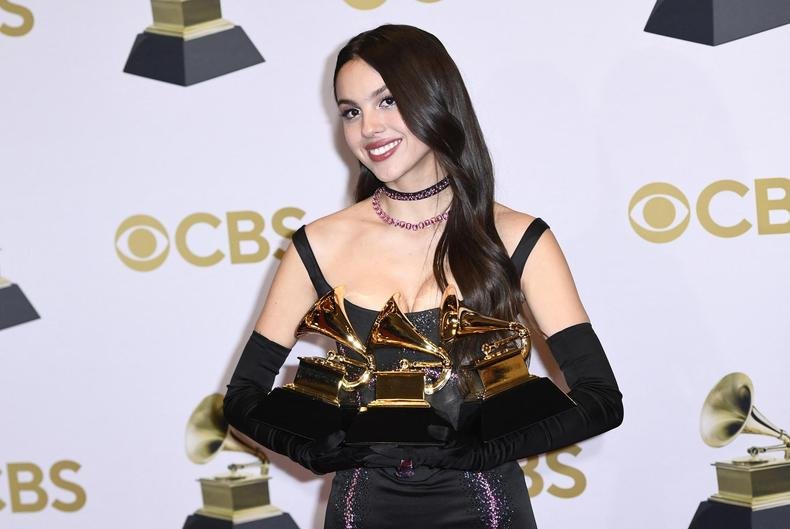 Olivia Rodrigo segura trof�us 