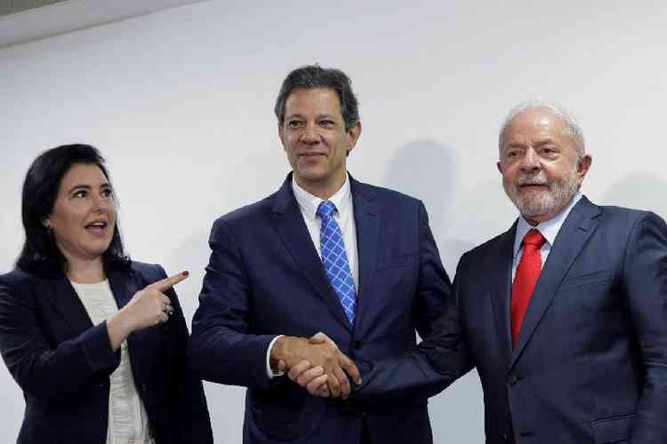 Simone Tebet, Fernando Haddad e Lula posando para foto em p