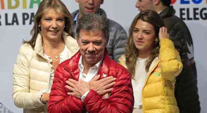 Juan Manuel Santos comemora com a famlia a ida para o segundo turno das eleies presidenciais (foto: Jose Miguel Gomez/Reuters)