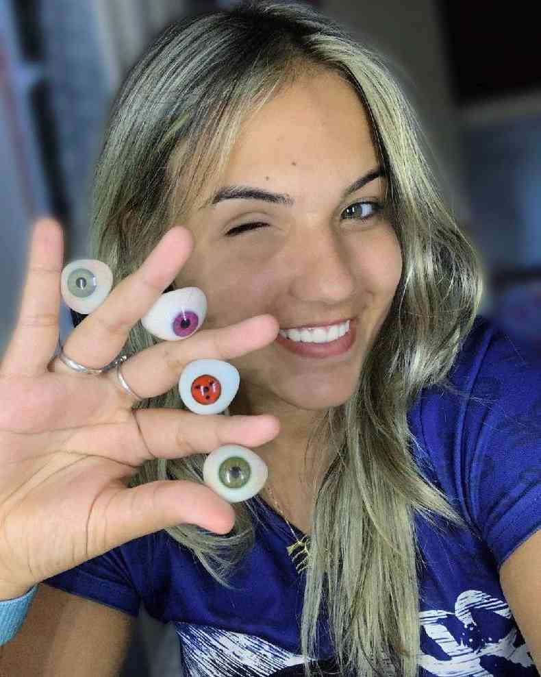 Silva segurando olhos de vidro