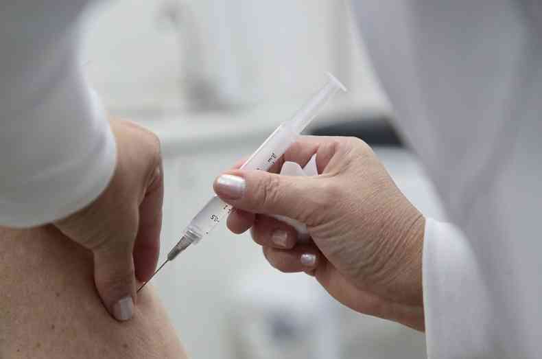 Sete voluntrios que receberam a vacina evoluram para sintomas leves da COVID-19(foto: SECOM/Governo de SP)