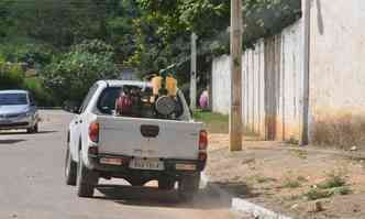 Agentes da prefeitura pulverizaram inseticida em Ladainha, a cidade com mais mortes investigadas(foto: Fbio Souza/Divulgao)