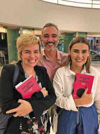 Luiza Soares, Gustavo Greco e Mariana Sobreira sorriem, na festa de lanamento do livro Dilogos da pandemia 
