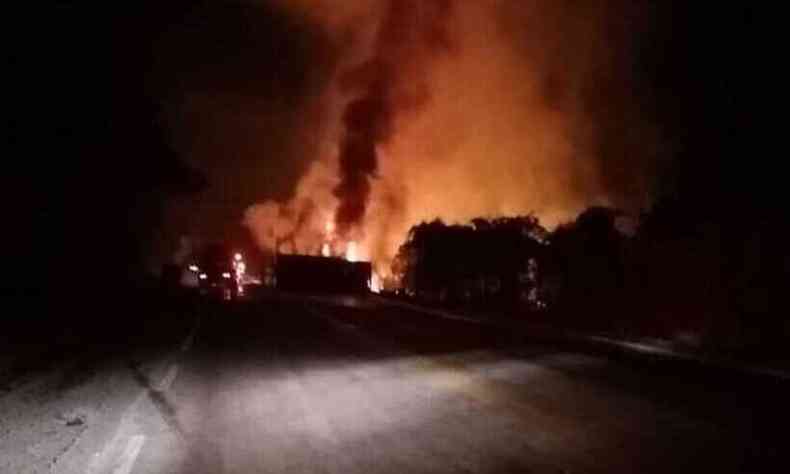 Duas pessoas morreram no acidente. As vtimas no foram identificadas pelo SAMU ou Corpo de Bombeiros(foto: Reproduo Redes Sociais)