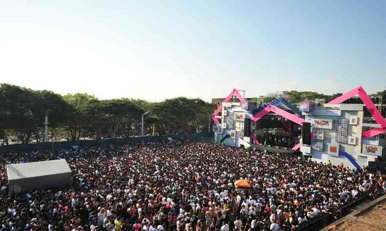 Multido acompanha o show de Sidoka 