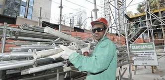 Dioleno Pereira viu um amigo morrer ao levar um choque e nunca mais se arriscou(foto: MARIA TEREZA CORREIA/EM/D.A PRESS)