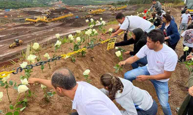 Familiares de vtimas do rompimento da barragem em Brumadinho prestaram homenagens no Dia de Finados