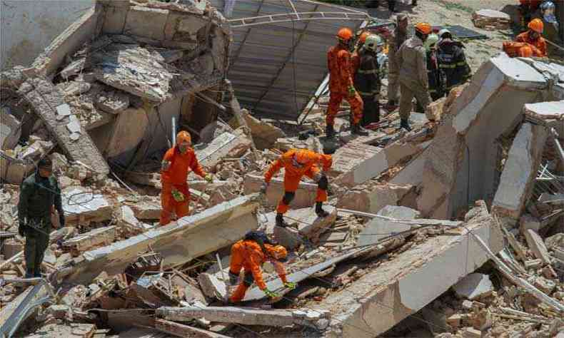 Bombeiros procuram sobreviventes entre os escombros(foto: AFP / Rodrigo Patrocnio)