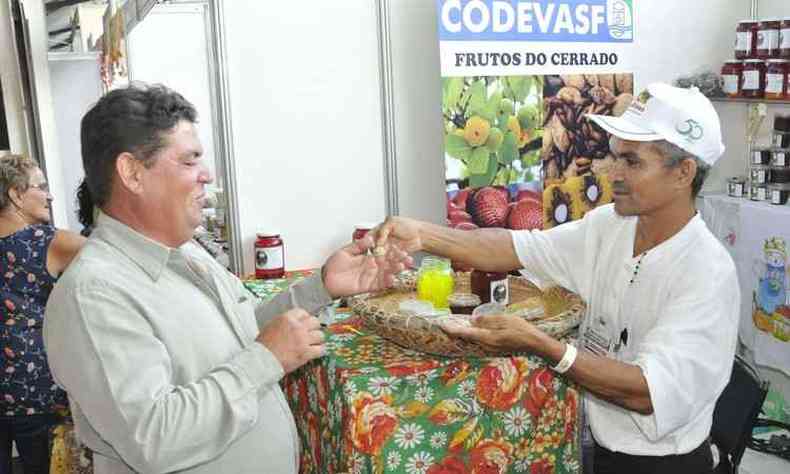 Santinho e a famlia trocaram a produo de carvo pelos frutos do cerrado(foto: Juarez Rodrigues/EM/D.A Press)