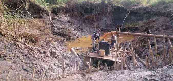 Em Mariana, retirada de metal precioso era feita com draga em terreno da Vale(foto: PM de Meio Ambiente/ Divulgao)
