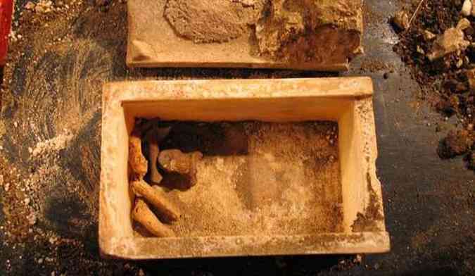 A caixa com os ossos que podem ser de Joo Batista foi encontrada em 2010 durante escavaes na Bulgria (foto: Reproduo Internet / www.beingisgood.blogspot.com.br)