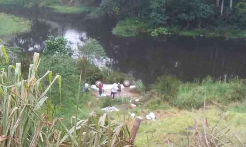 Veculo caiu dentro de uma lagoa s margens da rodovia(foto: Reproduo/WhatsApp)