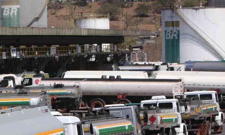 Imagem de caminhes-tanque para o abastecimento e distribuio de combustveis