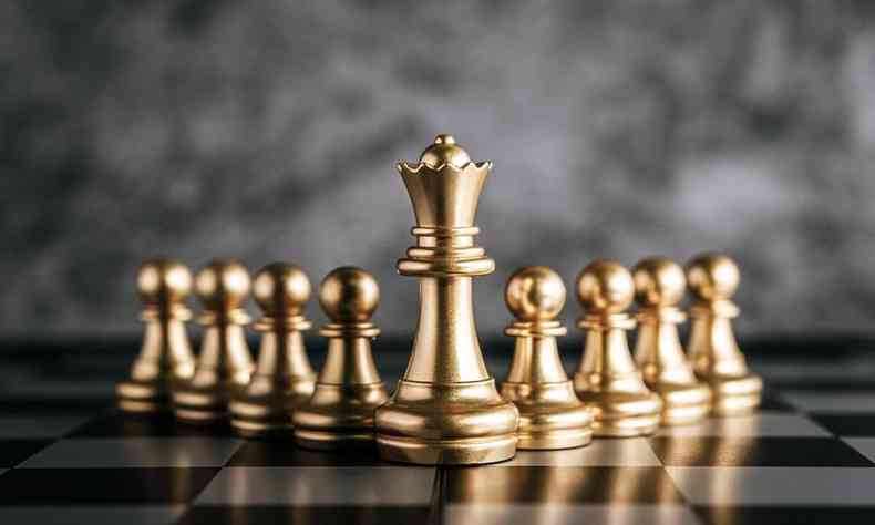 tabuleiro de xadrez com as peças dispostas, rei à frente