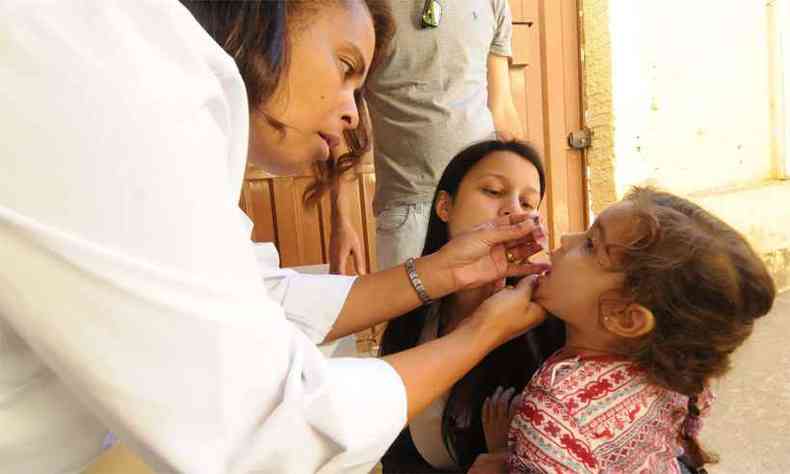 Para a poliomielite, as crianas que no tomaram nenhuma dose durante a vida, recebero a injetvel. J os menores de cinco anos que j tiverem tomado uma ou mais doses da vacina, a recebero a gotinha(foto: Jair Amaral/EM/D.A Press - 15/08/2015)
