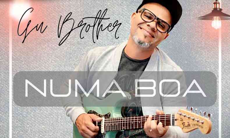 Gu Brother sorri e toca guitarra verde na capa do disco Numa boa