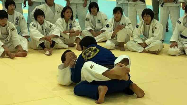 Yuki Nakai ensina tcnicas de jiu-jitsu brasileiro a atletas da seleo japonesa feminina de jud(foto: Acervo pessoal)