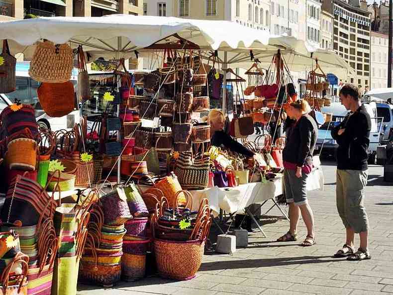 O artesanato da regio da Provance  rico em cores como as cestas de palha ou juta(foto: Carlos Altman/EM)