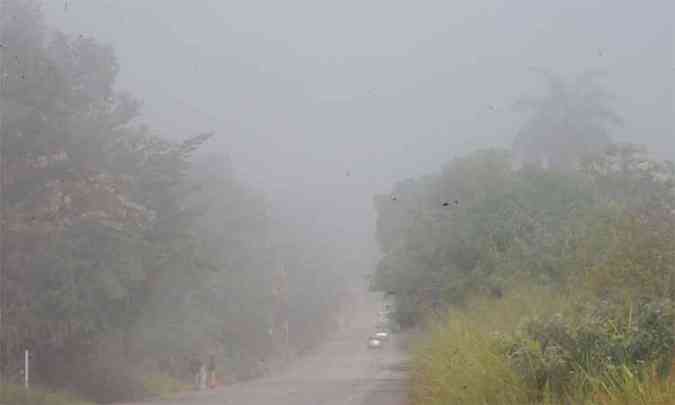 A neblina tomou conta de pontos diversos, como o Bairro Vianópolis, em Betim, no início da manhã. Tempo deve permanecer nublado hoje (foto: Paulo Filgueiras/EM/DA Press)