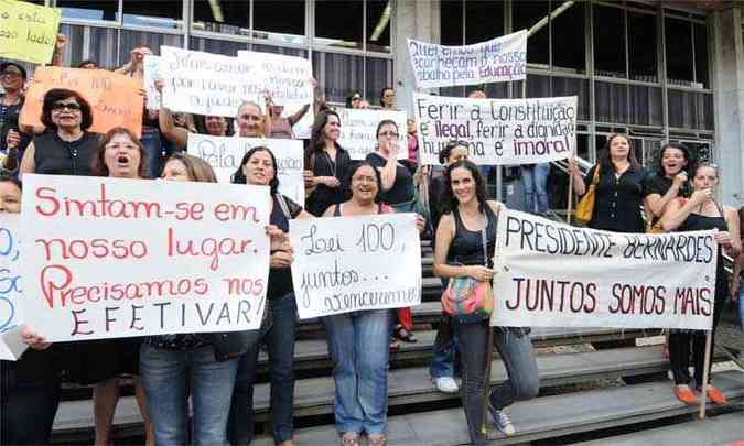 Antes de lotar as galerias da Assembleia, os manifestantes protestaram na porta da Casa(foto: Guilherme Dardanhan/ALMG )