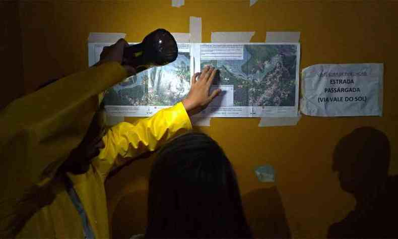 Moradores tentam se localizar em mapa que mostra via segura de evacuao(foto: Mateus Parreiras/EM/DA Press)