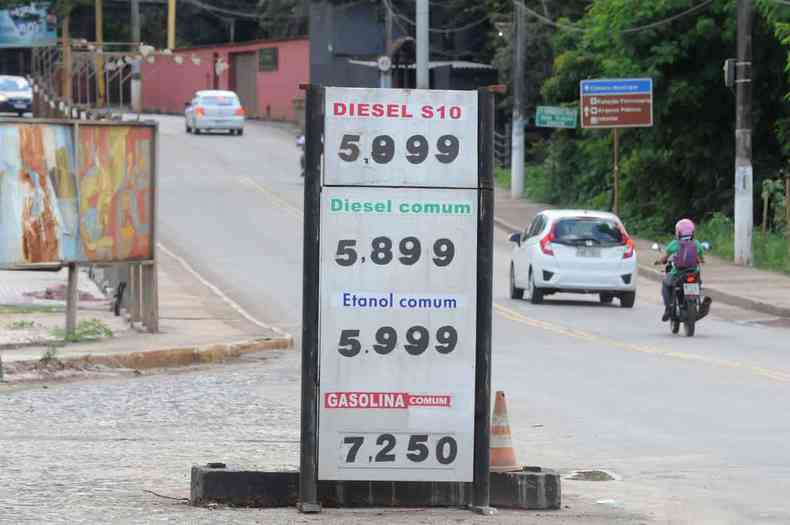 Alta no preço dos combustíveis. Na foto, posto de combustível em Brumadinho vendendo gasolina a R$7,250 e etanol a R$5,999