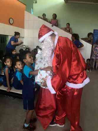 Papai Noel foi a grande atrao da crianada das creches beneficiadas pela Jornada Solidria Estado de Minas(foto: Divulgao ] )