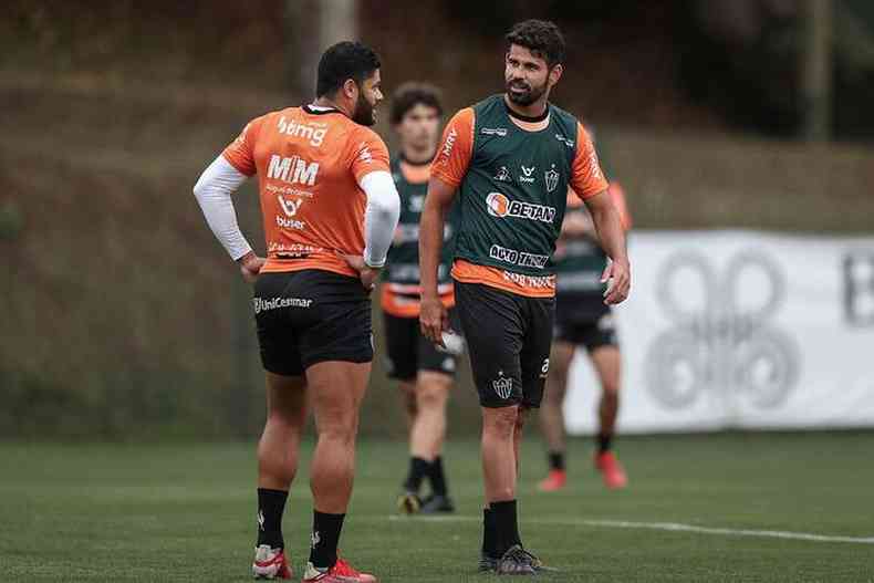 Hulk (de costas) e Diego Costa (de frente) em treino do Atltico(foto: Pedro Souza/Atltico)