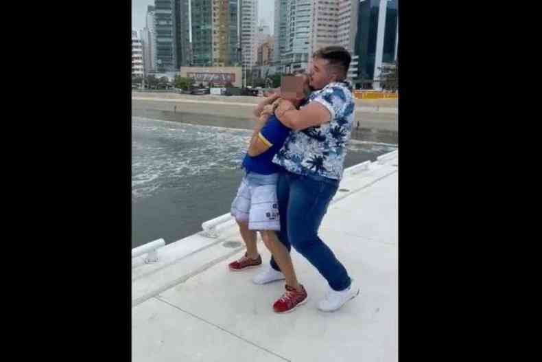 Homem gay aplica mata-leo em homofbico em Santa Catarina