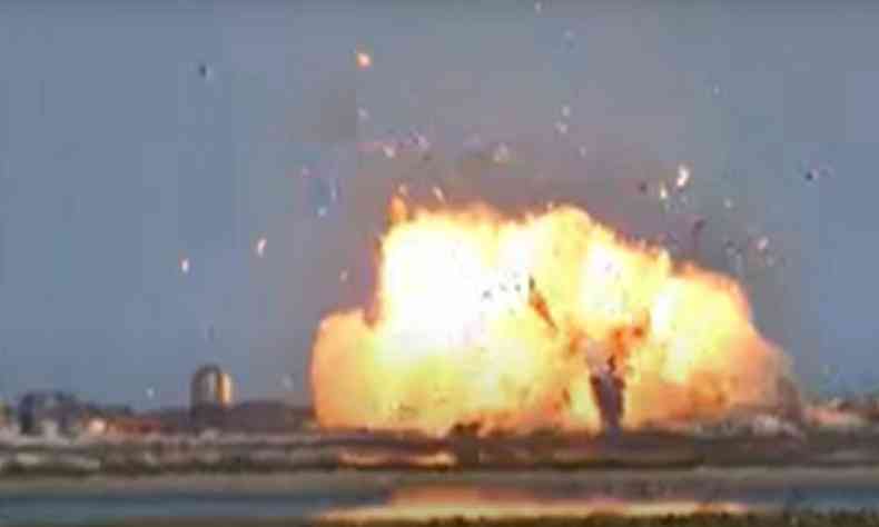 Imagens mostraram que o foguete chegou muito rapidamente e em ngulo ruim ao solo, explodindo na aterrissagem(foto: AFP PHOTO / SpaceX)
