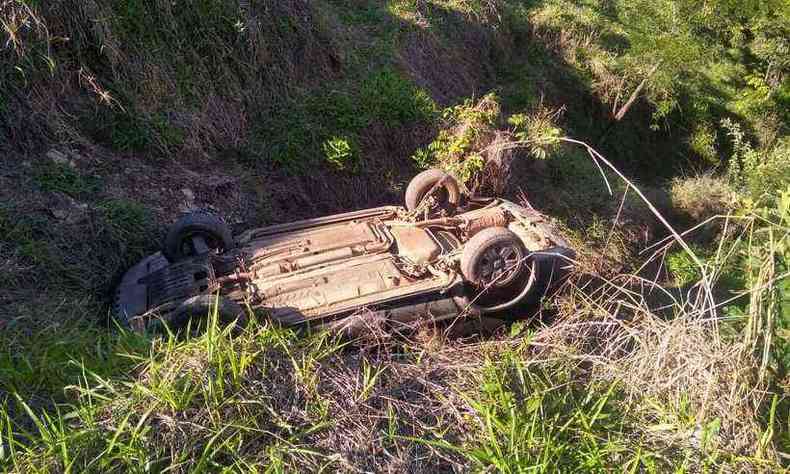 Carro capotou e caiu em ribanceira de aproximadamente 30 metros(foto: Corpo de Bombeiros/Divulgao)