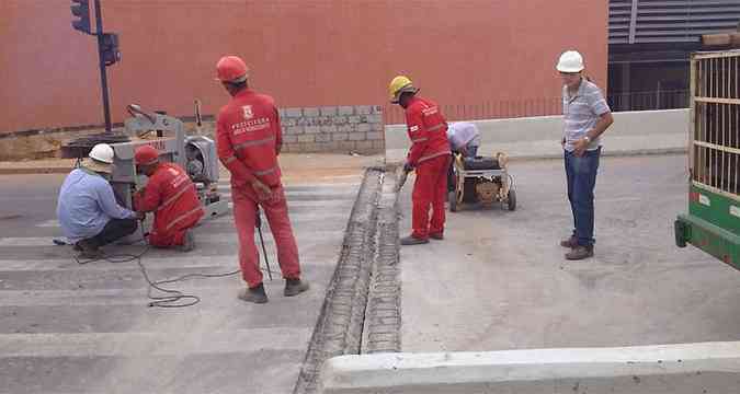 Operrios trabalham na obra de conserto de desnvel em viaduto na capital(foto: Guilherme Paranaba/EM/D.A Press)