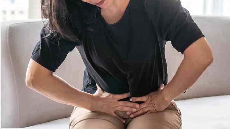 Mulher com dor abdominal