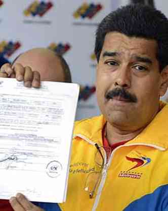 Nicols Maduro apresenta documento com sua inscrio como candidato(foto: JUAN BARRETO / AFP)