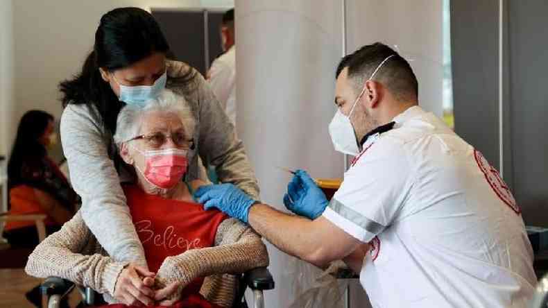 Até agora, mais de um milhão de israelenses receberam o reforço, em meio a uma alta de casos de Covid-19 no país(foto: Reuters)