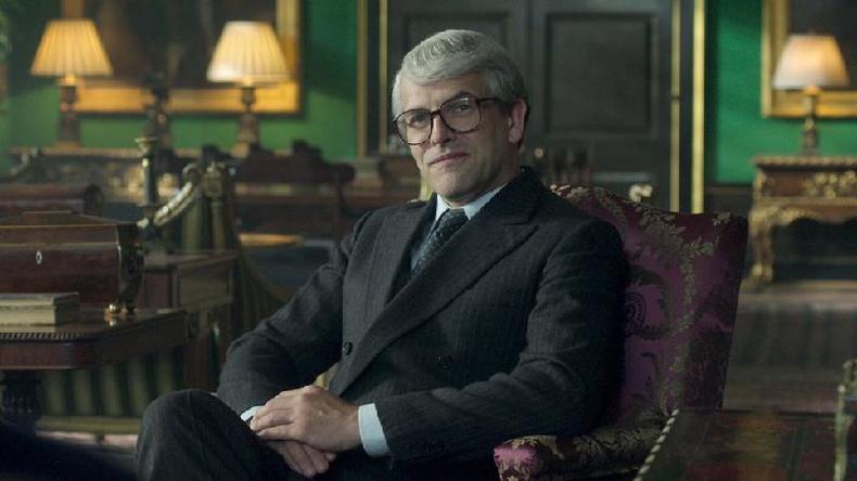 Jonny Lee Miller como John Major em The Crown