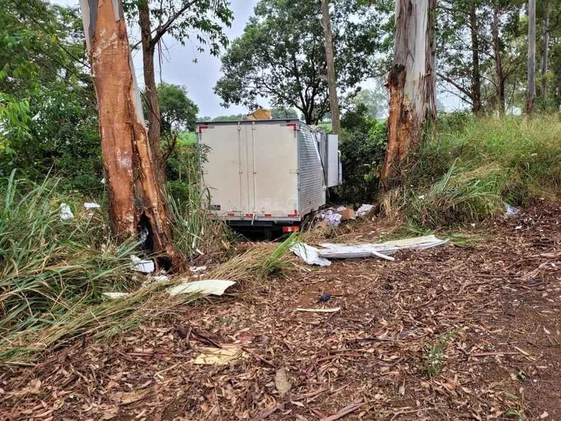 Depois de bater em outro caminho e num carro de passeio, caminho ba saiu da estrada e bateu numa rvore