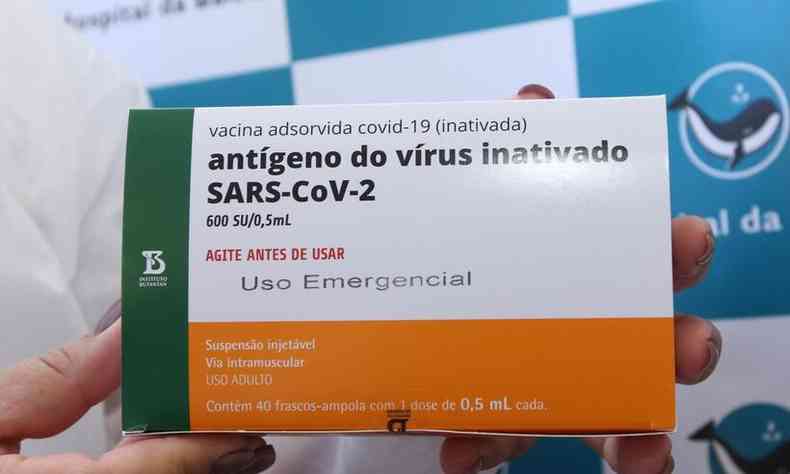 Pblico de 52 anos foi vacinado com CoronaVac, que tem prazo menor para a aplicao da segunda dose(foto: Jair Amaral/EM/DA Press)