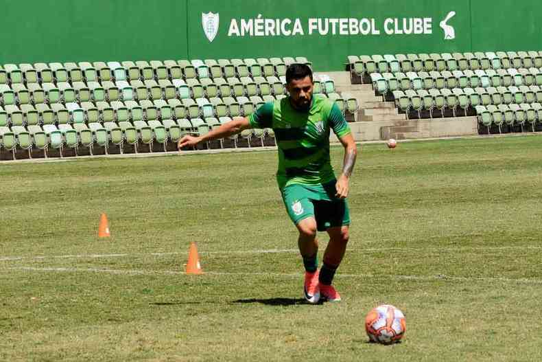 Felipe Azevedo espera que o Amrica volte a apresentar um bom futebol contra o Tupynambs(foto: Estevo Germano / Amrica)